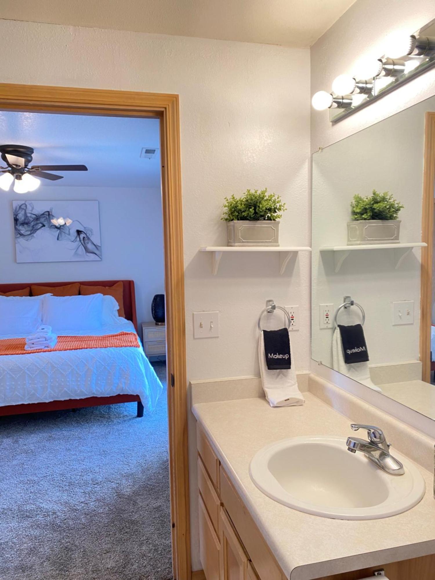 Hot Tub! King Bed-Firepitt-Near Airport& Freeway Villa Medford Exterior foto