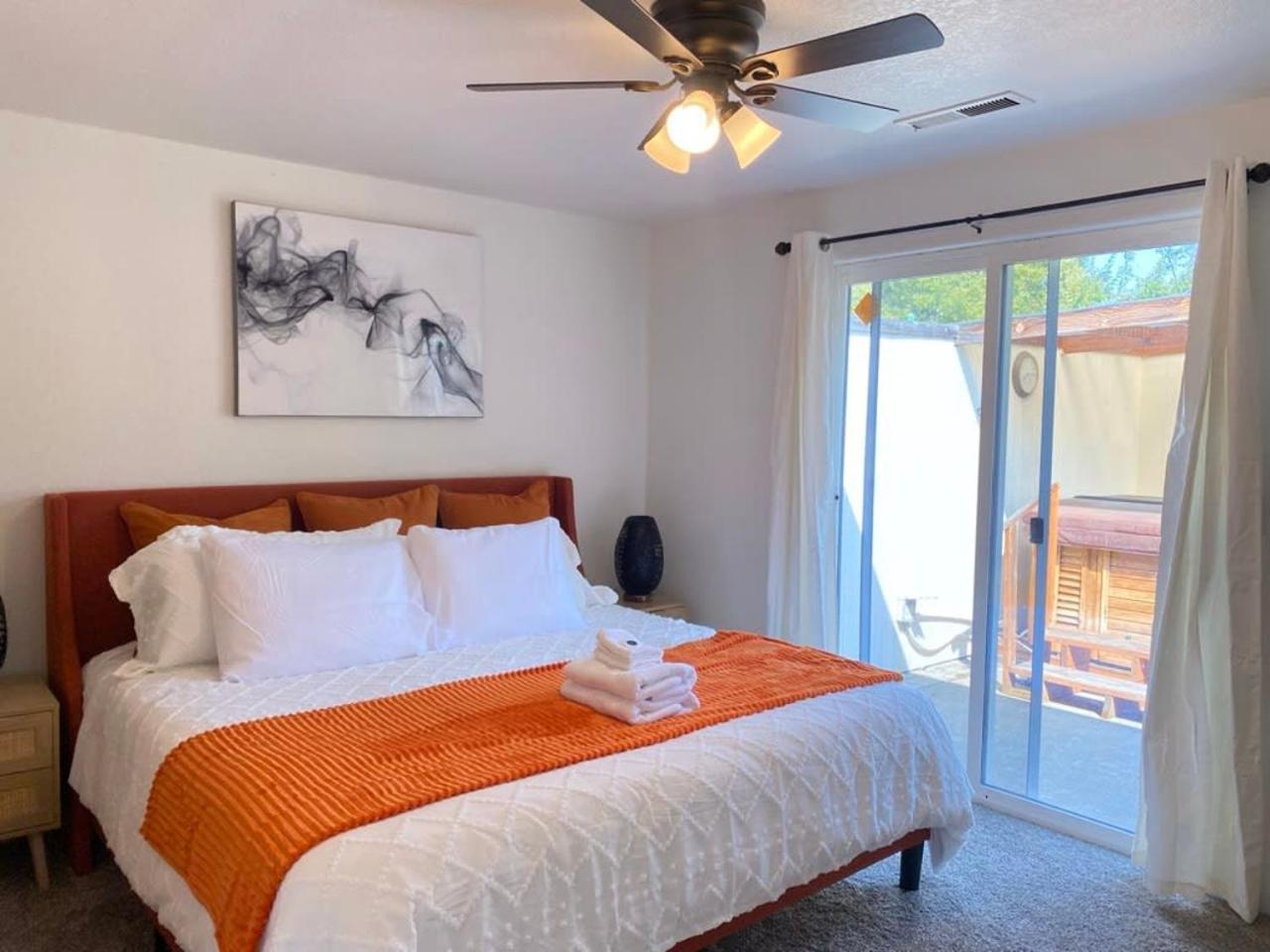 Hot Tub! King Bed-Firepitt-Near Airport& Freeway Villa Medford Exterior foto