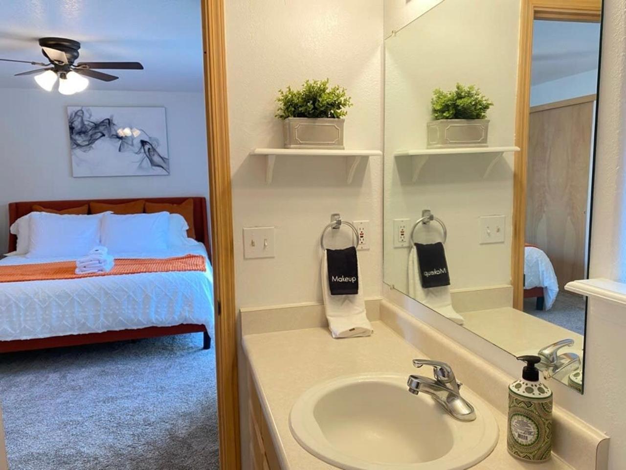 Hot Tub! King Bed-Firepitt-Near Airport& Freeway Villa Medford Exterior foto