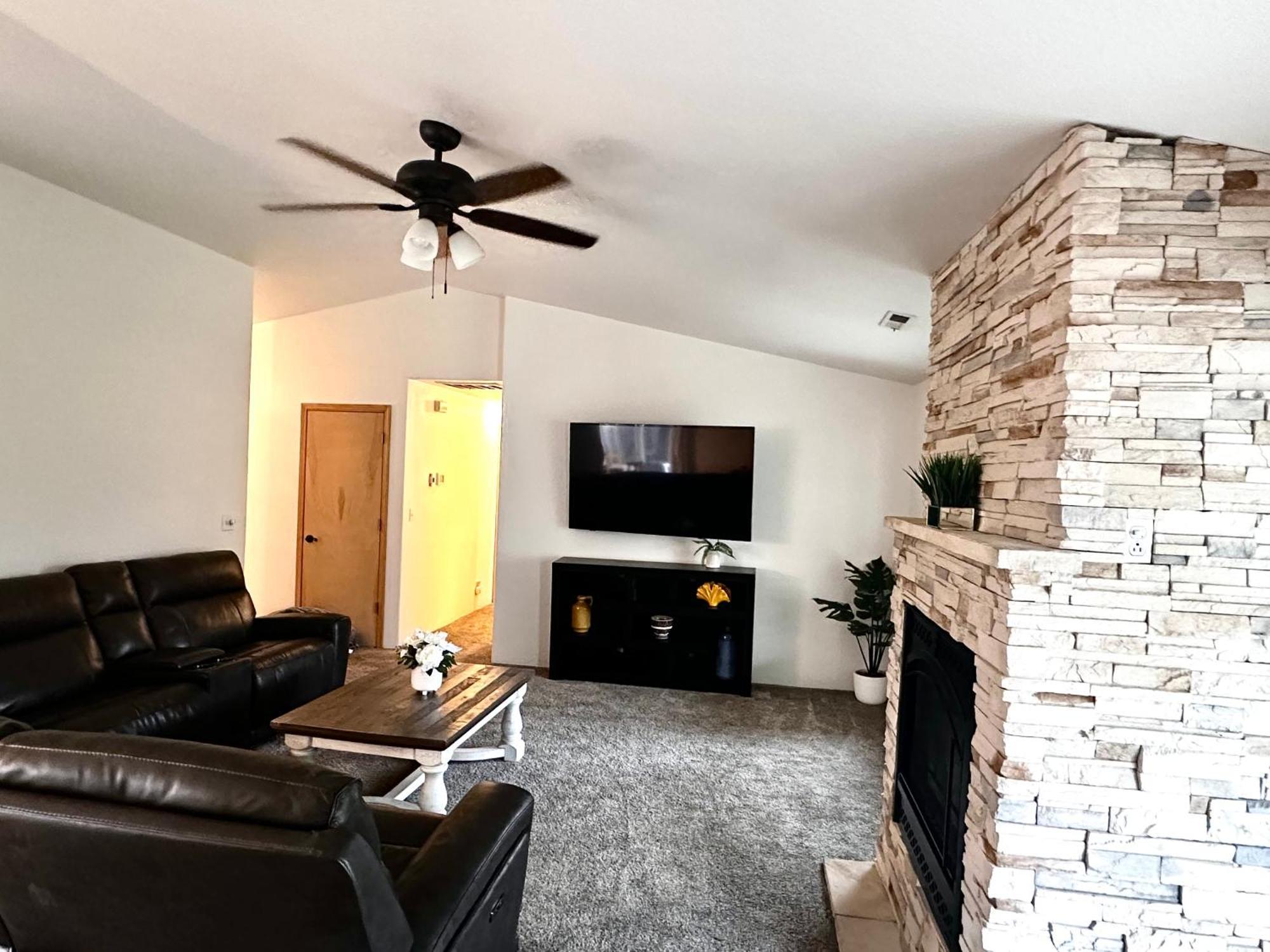 Hot Tub! King Bed-Firepitt-Near Airport& Freeway Villa Medford Exterior foto