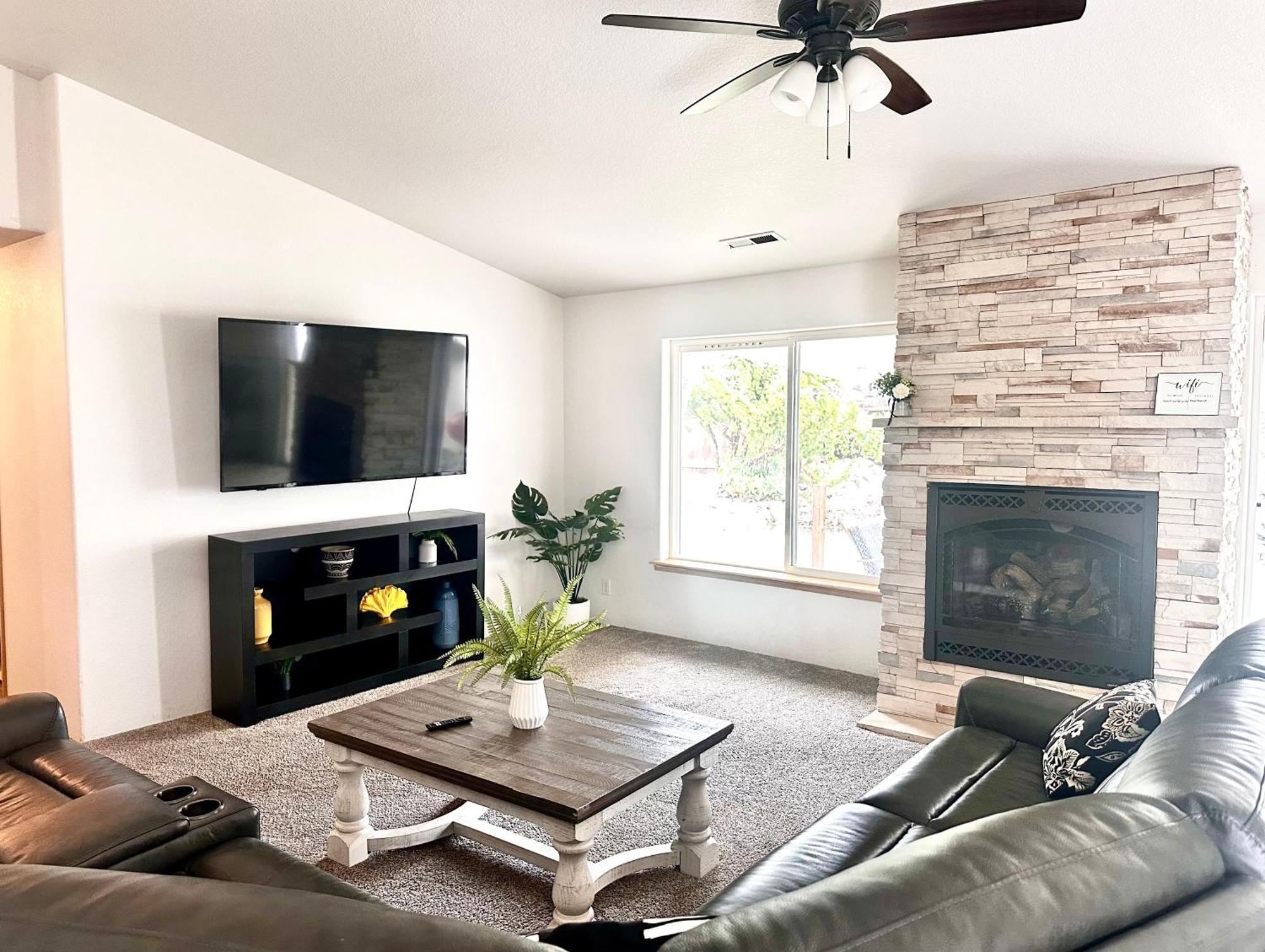 Hot Tub! King Bed-Firepitt-Near Airport& Freeway Villa Medford Exterior foto